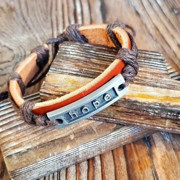 Handcrafted Hope Cowhide Leather Affirmation Bracelet - Picture 4 of 6